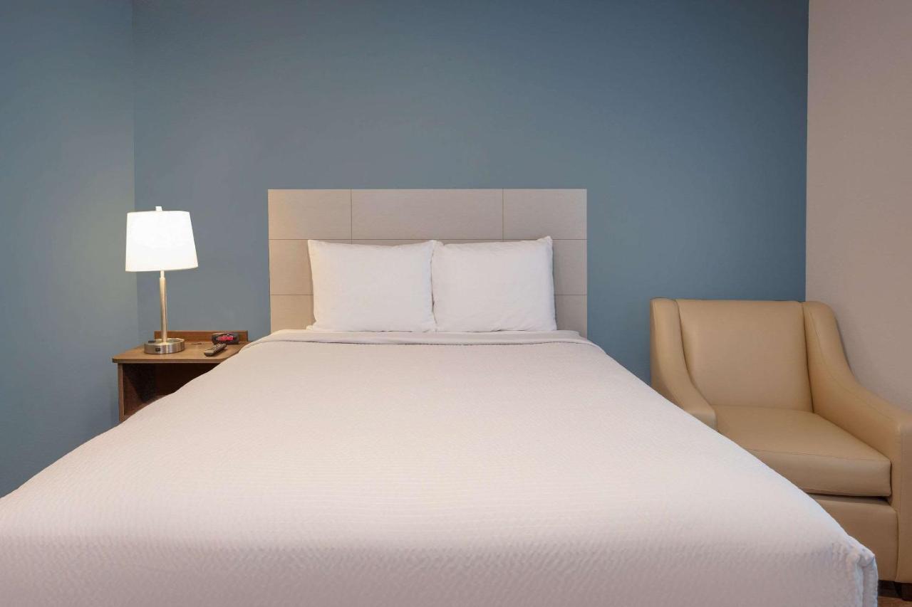 Woodsping Suites Washington Dc East Arena Drive Lake Arbor Bagian luar foto